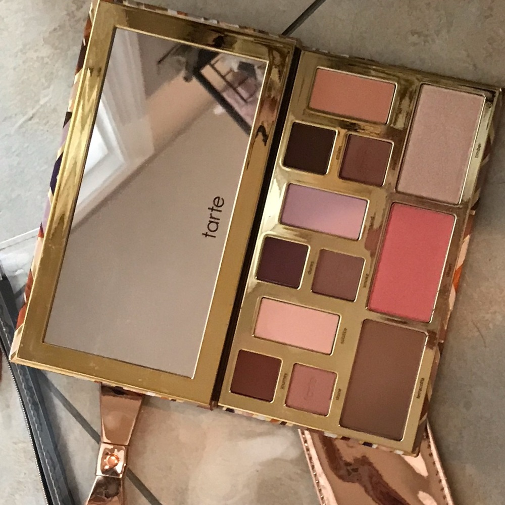 SALE today Only! Tarte palette with makeup bag
